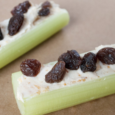 Branche de céleri au beurre de cacahuètes et aux raisins secs