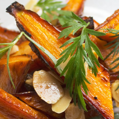 Carottes rôties avec sauce au skyr à l’aneth et à l’estragon